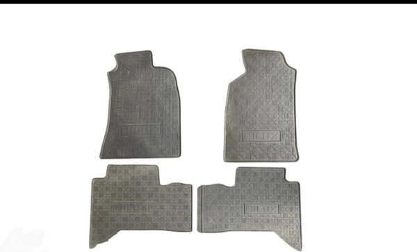 Toyota Hilux (2005-2015) Rubber Mats